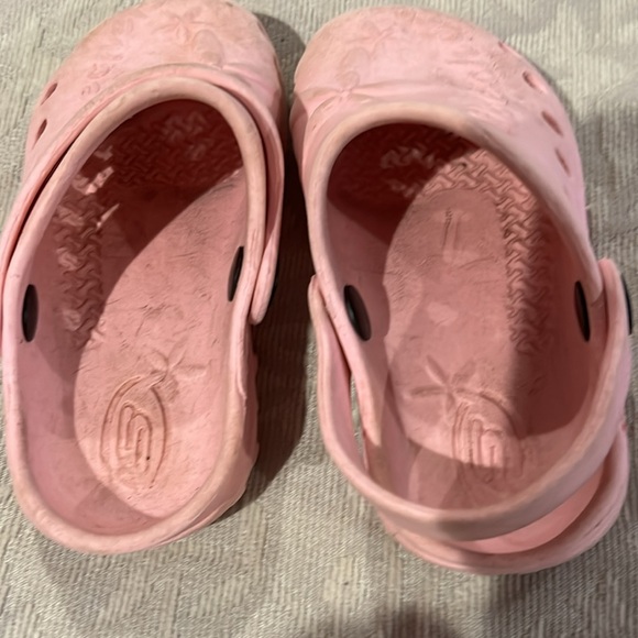 Pair of pink Skechers size 7 girls with starfish - Picture 2 of 4